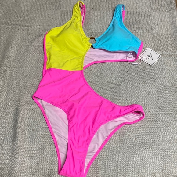 Kamoni swim suit - Picture 1 of 7